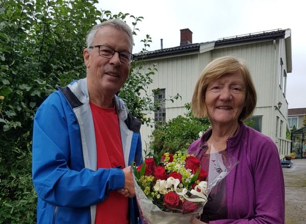 Ildrid Jørum får blomster av Tore Wollum - hun fyllte 75 år i august 2019