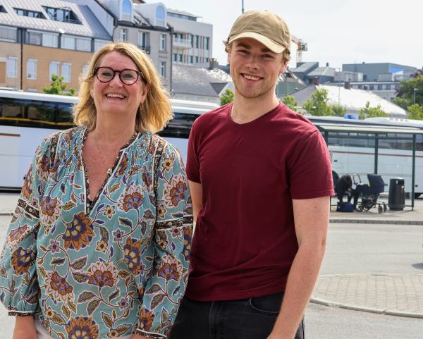 Gro og William på rutebilstasjonen