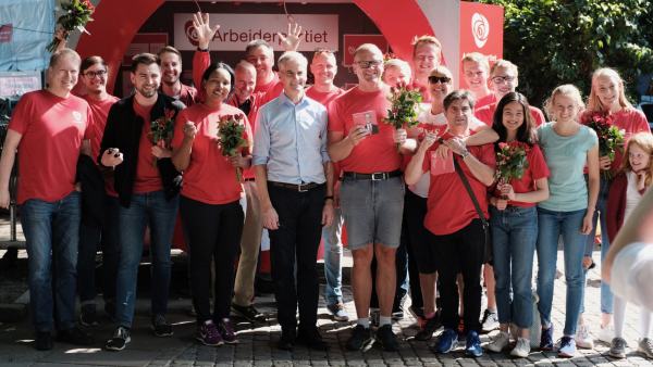 Jonas Gahr Støre møtte velgere på Løkka og tok seg tid til et bilde med våre frivillige. Leder Frode Jacobsen til høyre