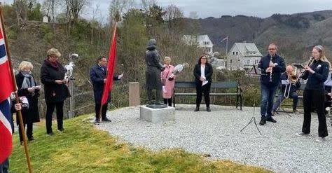 Nedleggelse av blomst ved minnesmerket over fabrikkarbeiderkvinnene