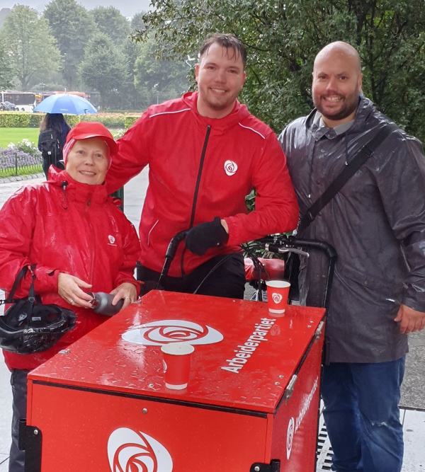 Bilde tatt av kaffeaksjonister en regnfylt dag i Byparken i Bergen.