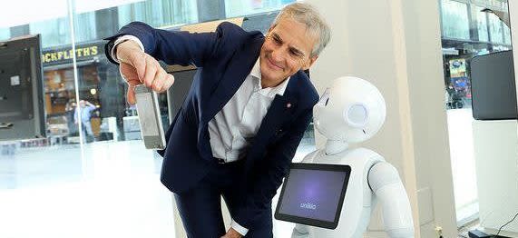 Jonas Gahr Støre med robot