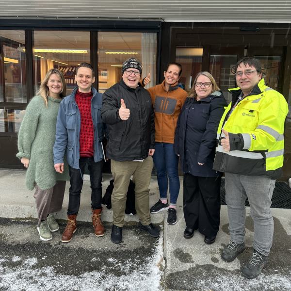 På bedriftsbesøk hos Sibelco på Åheim 10 februar 2023. Frå venstre: Karoline Slinning (Fylkessekretær Møre og Romsdal Arbeidarparti), Njål Sivertstøl (ordførarkandidat Vanylven Arbeidarparti), Per Vidar Kjølmoen (stortingsrepresentant Arbeidarpartiet og medlem i Næringskomiteen), Lisa Mari Berge (Sibelco og kommunestyrekandidat Vanylven Arbeidarparti), Kari Hoset Ansnes (Regionleiar LO Møre og Romsdal), og Lars Tore Bakkebø (Formann Olivinsteinarbeiderenes Klubb ved Sibelco og kommunestyrekandidat Vanylven Arbeidarparti)