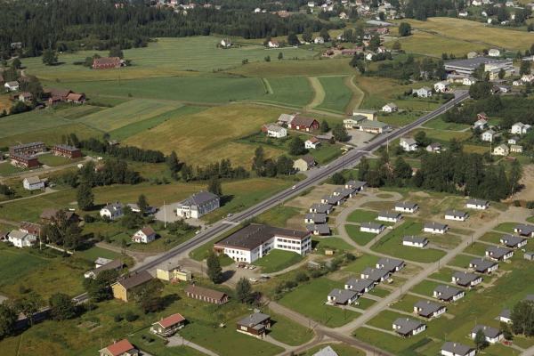 RÅHOLT TETTSTED MED RÅHOLT SKOLE 1970