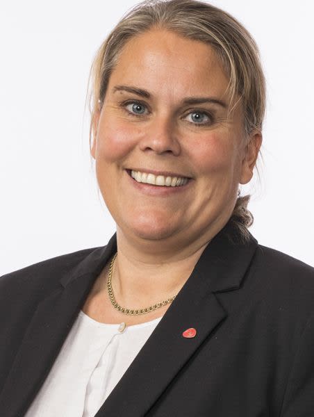 Stortingsrepresentant Siri Gåsemyr Staalesen innleder til boligdebatt.