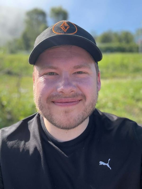 Thomas Birkeland med sort caps i solfylte omgivelser