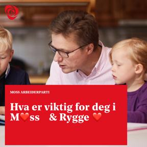 Foresatt med gutt og jente ser i skolebøker