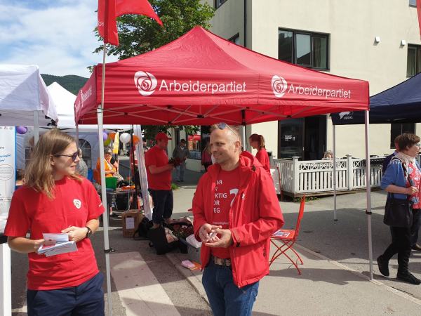 Arbeiderpartiet på stand i Sykkylven sentrum. Ordførerkandidat Hans Petter Sørensen i diskusjon med Karna Myhre i forgrunnen.