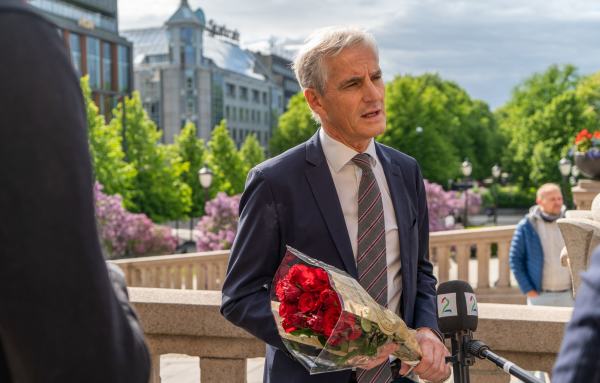 Jonas Gahr Støre står utenfor Stortinget og blir intervjuet av TV2.