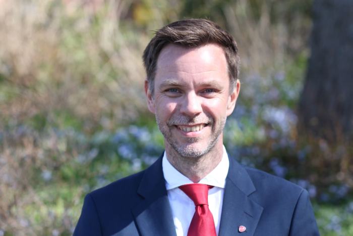 Truls Vasvik i dress foran naturlandskap