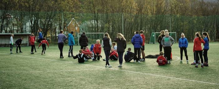 Ungdommer på en fotballbane gjør seg klare.