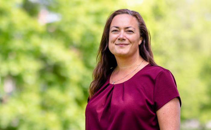 Ragnhild Hartviksen smiler mot kamera med armene ned