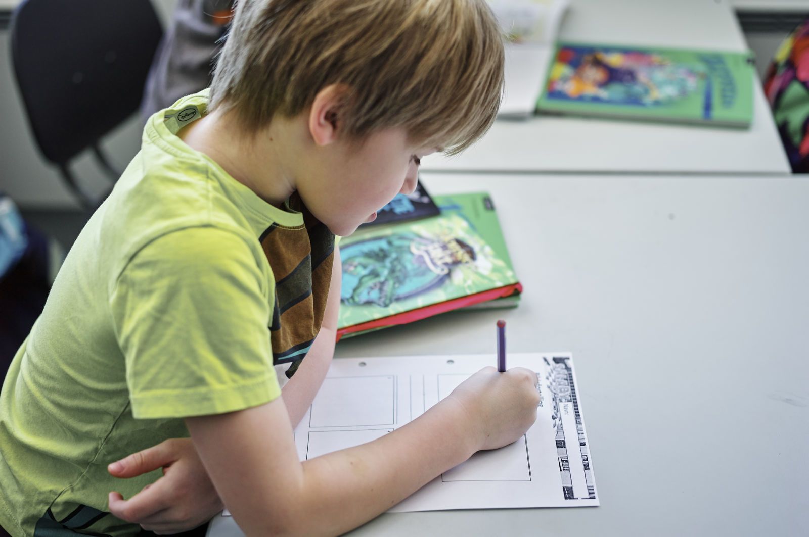 En gutt jobber med oppgaver i barneskolen. Foto: Øivind Haug