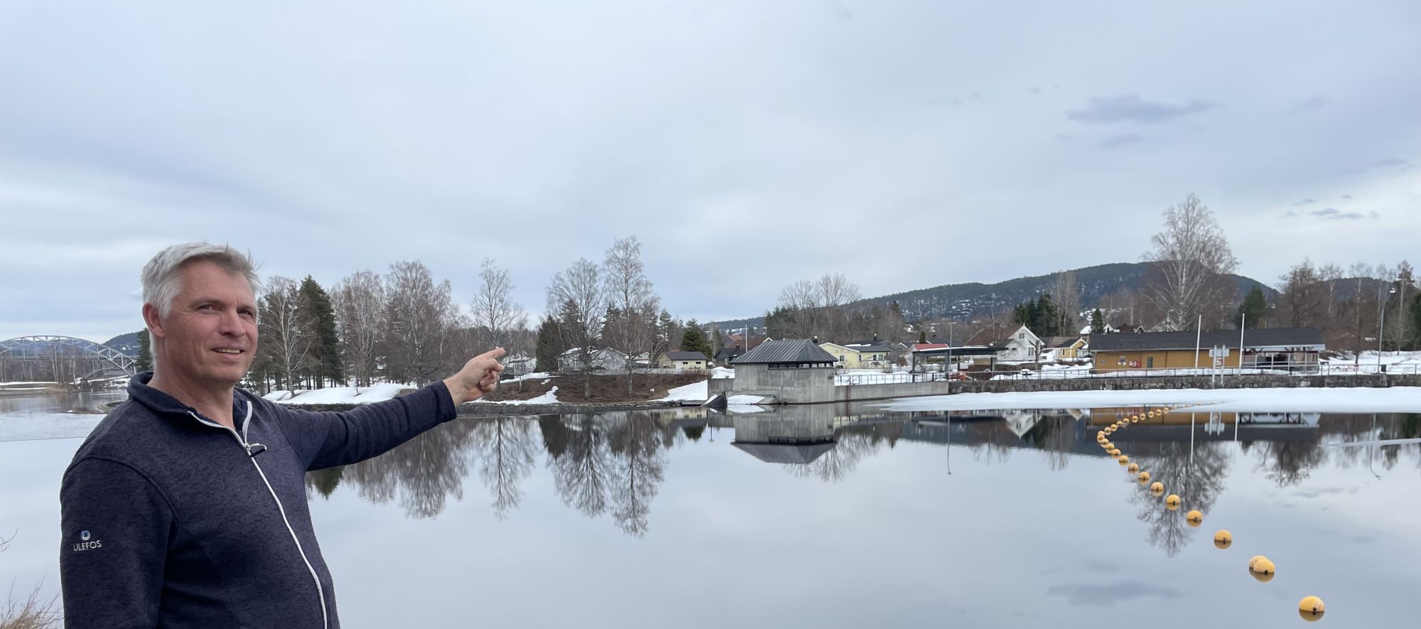 Willy Dorholt peker på området vi vil ha gangbru over til Lunde sluse