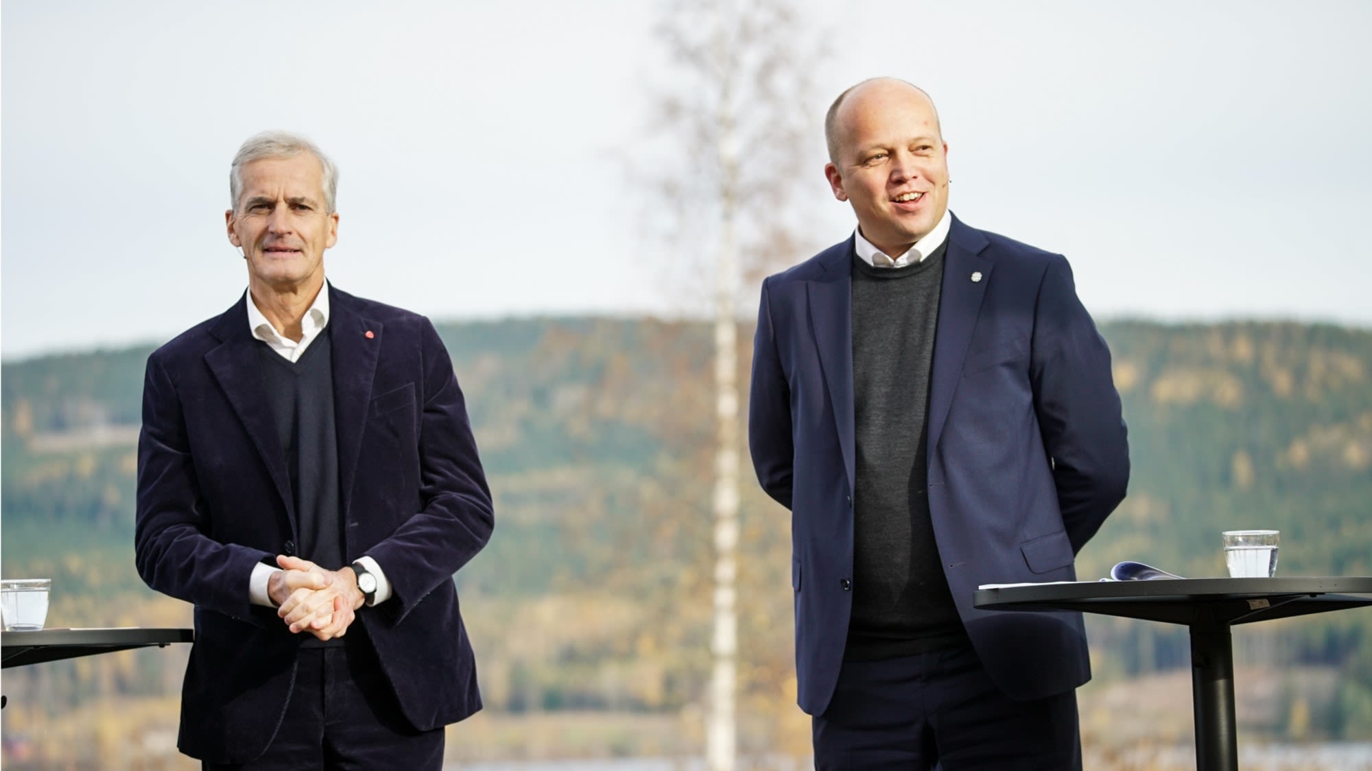 Jonas Gahr Støre og Trygve Slagsvold Vedum stående utendørs