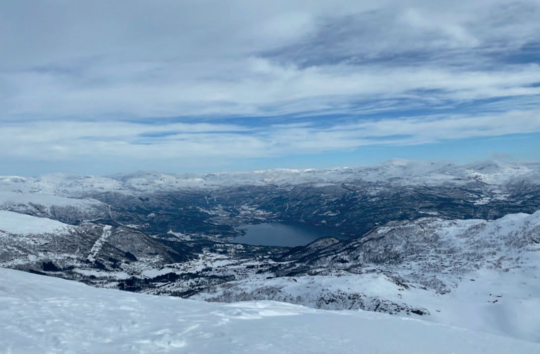 Snøfylt fjell i Sauda