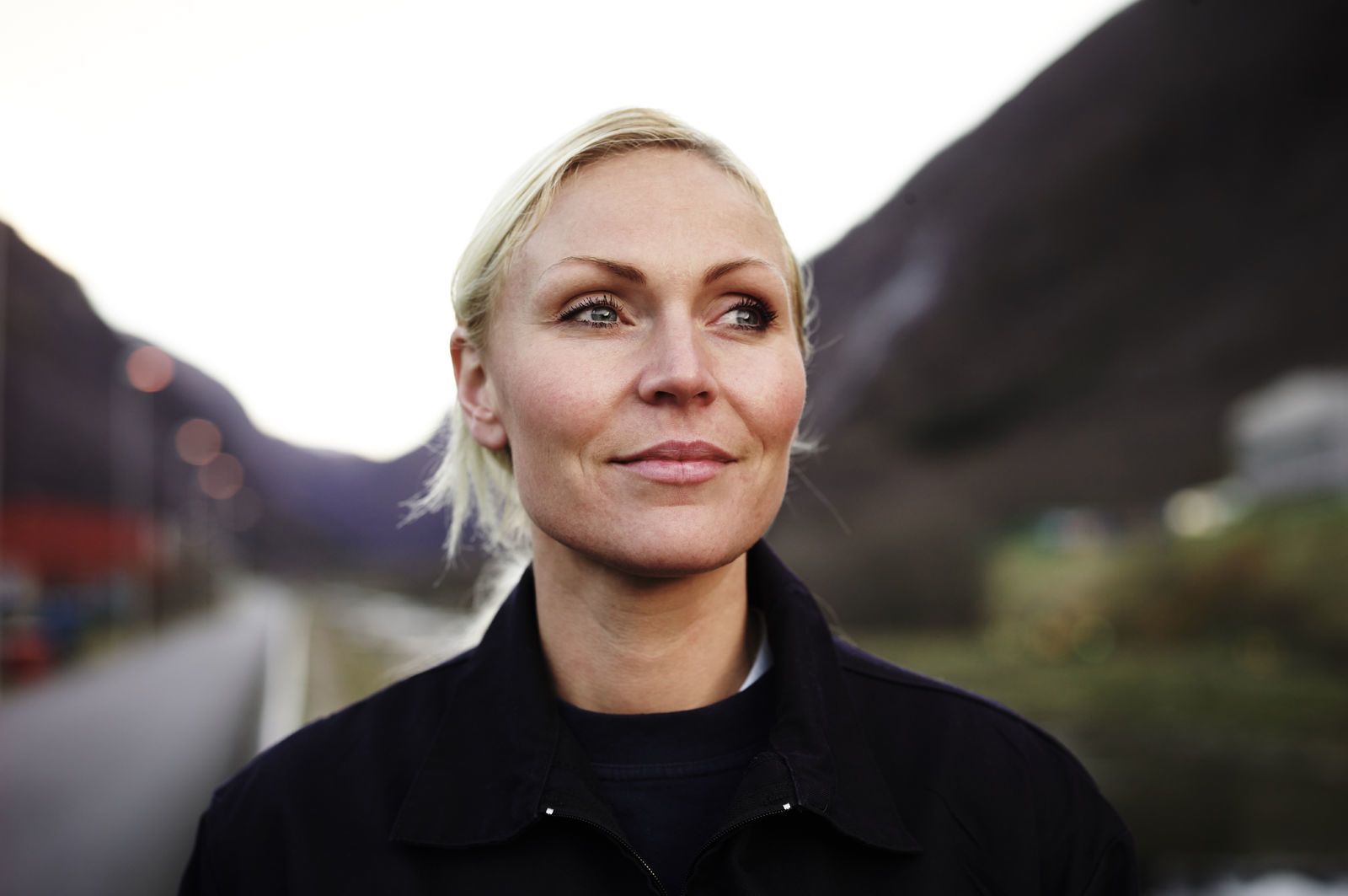 Portrett av en blond, smilende kvinne som ser forbi kamera. Foto: Øivind Haug