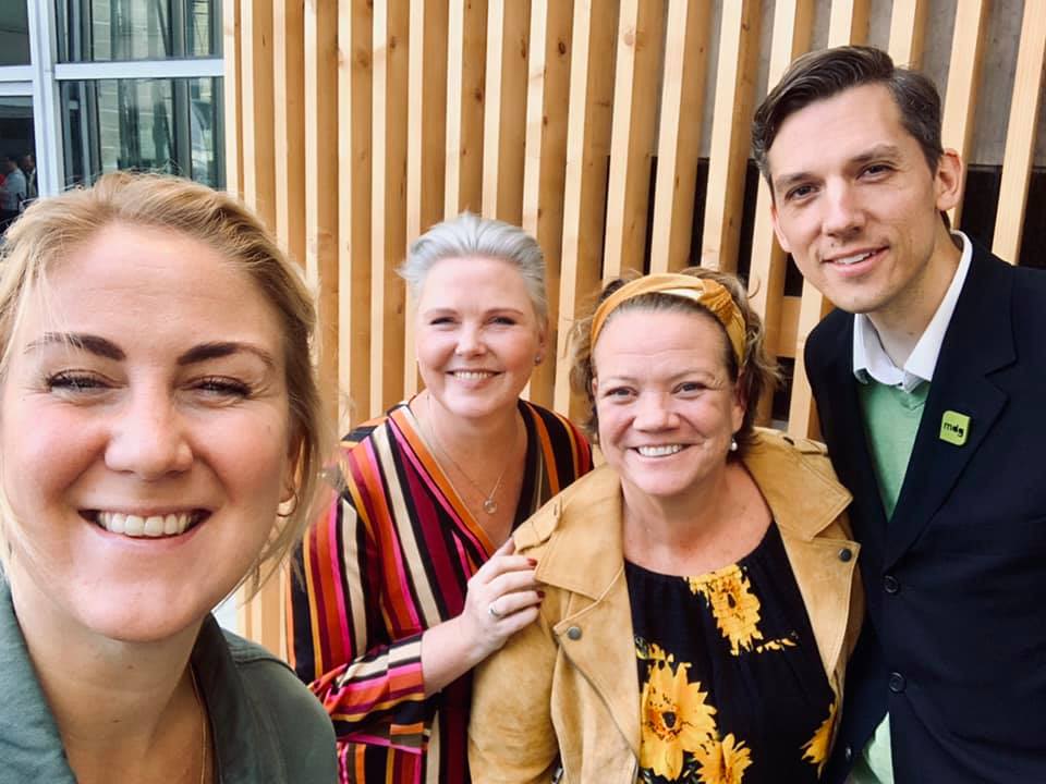 Tonje Brenna (AP), Anne Beathe Tvinnerheim (SP), Camilla Eidsvold (SV) og Kristoffer Robin Haug (MDG) står smilende sammen. 