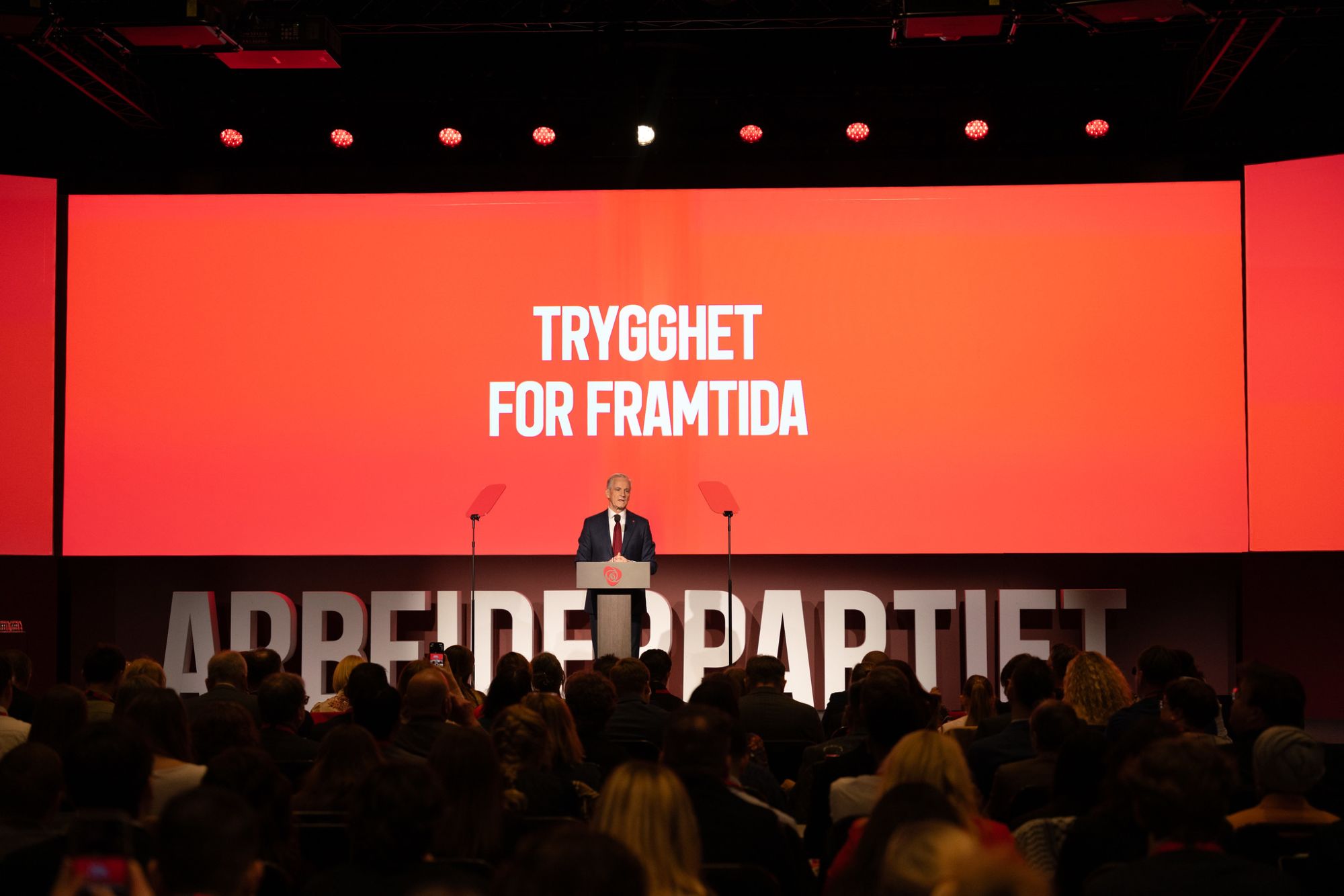 Bilde av Jonas under åpningstalen på Arbeiderpartiets landsmøte 2025