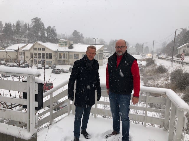 Steinar Ostermann og Arne Jenssen med Saltrød Senter i bakgrunnen.