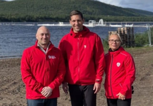 Andreas Bjelland Eriksen, klima- og miljøminister for Ap og Tom Sottinen, sametingskandidat for Ap. På bilde er også Mona-Lill Roska, sametingskandidat for Ap
