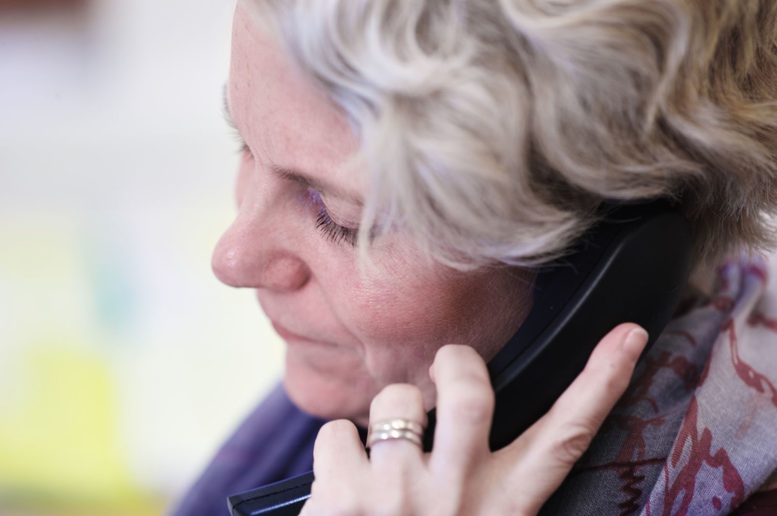 Nærbilde av eldre dame som snakker i telefonen. Foto: Øivind Haug