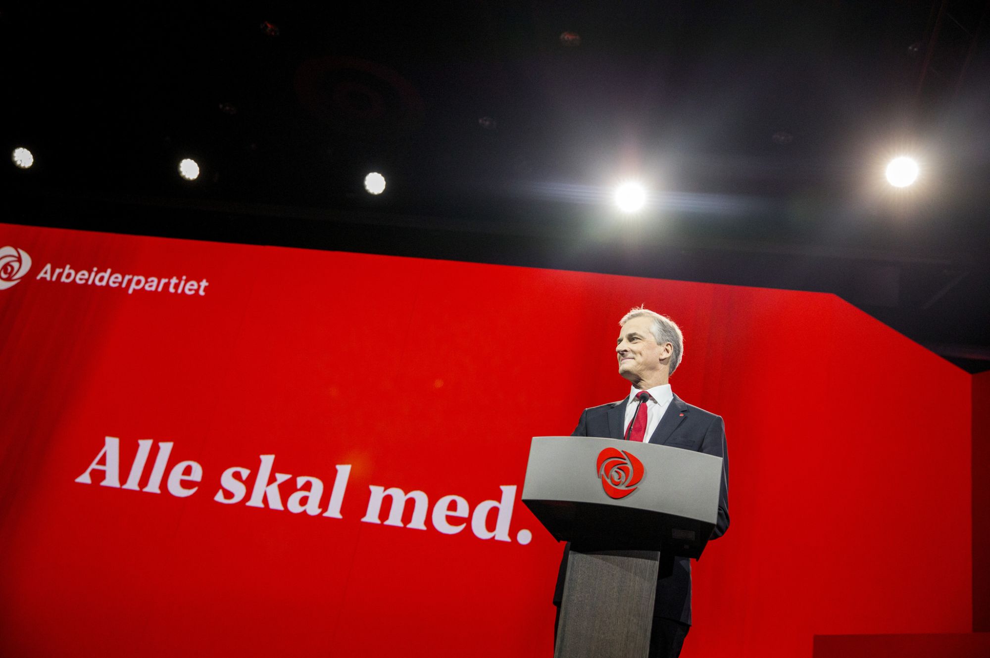 Jonas Gahr Støre på talerstolen på Arbeiderpartiets landsmøte.