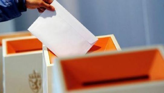 Da er valget i Hasvik Kommune endelig klart med representantfordeling:
1. Eva Danielsen Husby (109 personstemmer)
2. Lars Adler Hustad (49 personstemmer)
3. Heidi Elene Engfelt (42 personstemmer, opp fra 12. plass)
4. Helene Arnesen (32 personstemmer, opp fra 6. plass)
5. Jon-Atle Bjørnø (36 personstemmer, opp fra 7. plass)
6. Siv Olsen Gamst (28 personstemmer, ned fra 3. plass)
7. Gunnar Mauseth (28 personstemmer, opp fra 13. plass)
8. Edd Børre Pedersen (26 personstemmer, opp fra 9. plass)
9. Snorre Sjursen (22 personstemmer, opp fra 20. plass)

Disse 9 vil være faste representanter i kommunestyret.  I tillegg representeres kommunestyret av 3 representanter fra Senterpartiet og 3 representanter fra Høyre.

Formannskapet vil være representert med de 3 øverste fra AP 1 fra SP og 1 fra Høyre.

Vi takker våre velgere for fortsatt å ha gitt oss tillit og rent flertall til styring av Hasvik kommune.