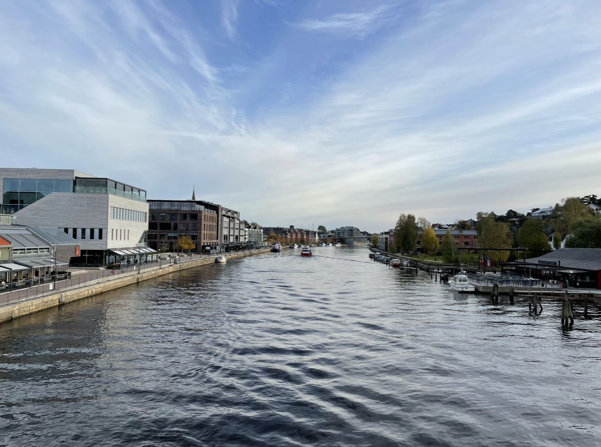 Bilde tatt av Glomma fra gangbrua i Fredrikstad