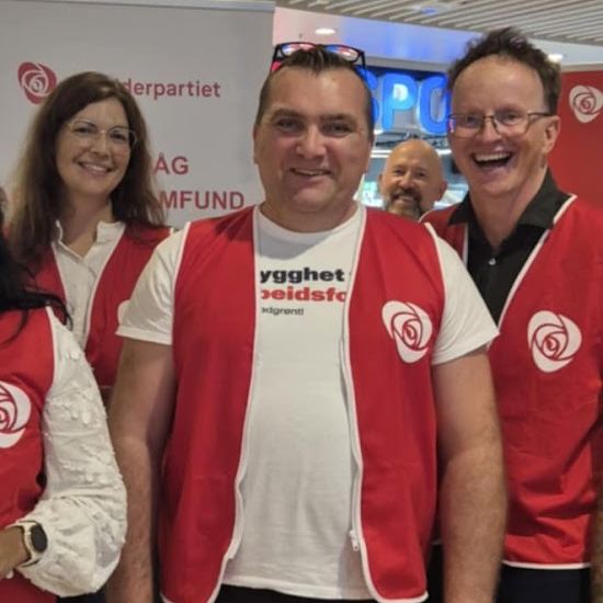 Frode Ellingsen smiler bredt på bildet fra valgkampen sammen med andre partifeller