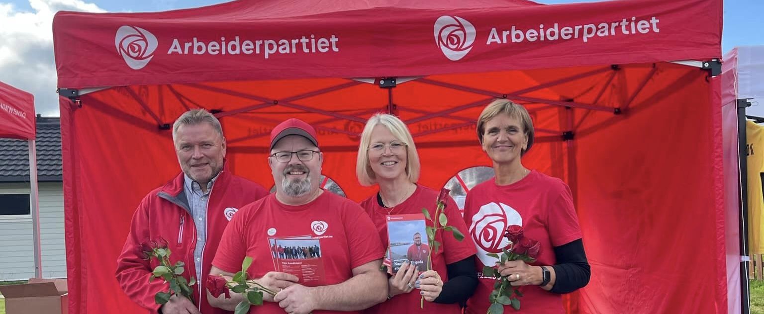 Blide folk på stand