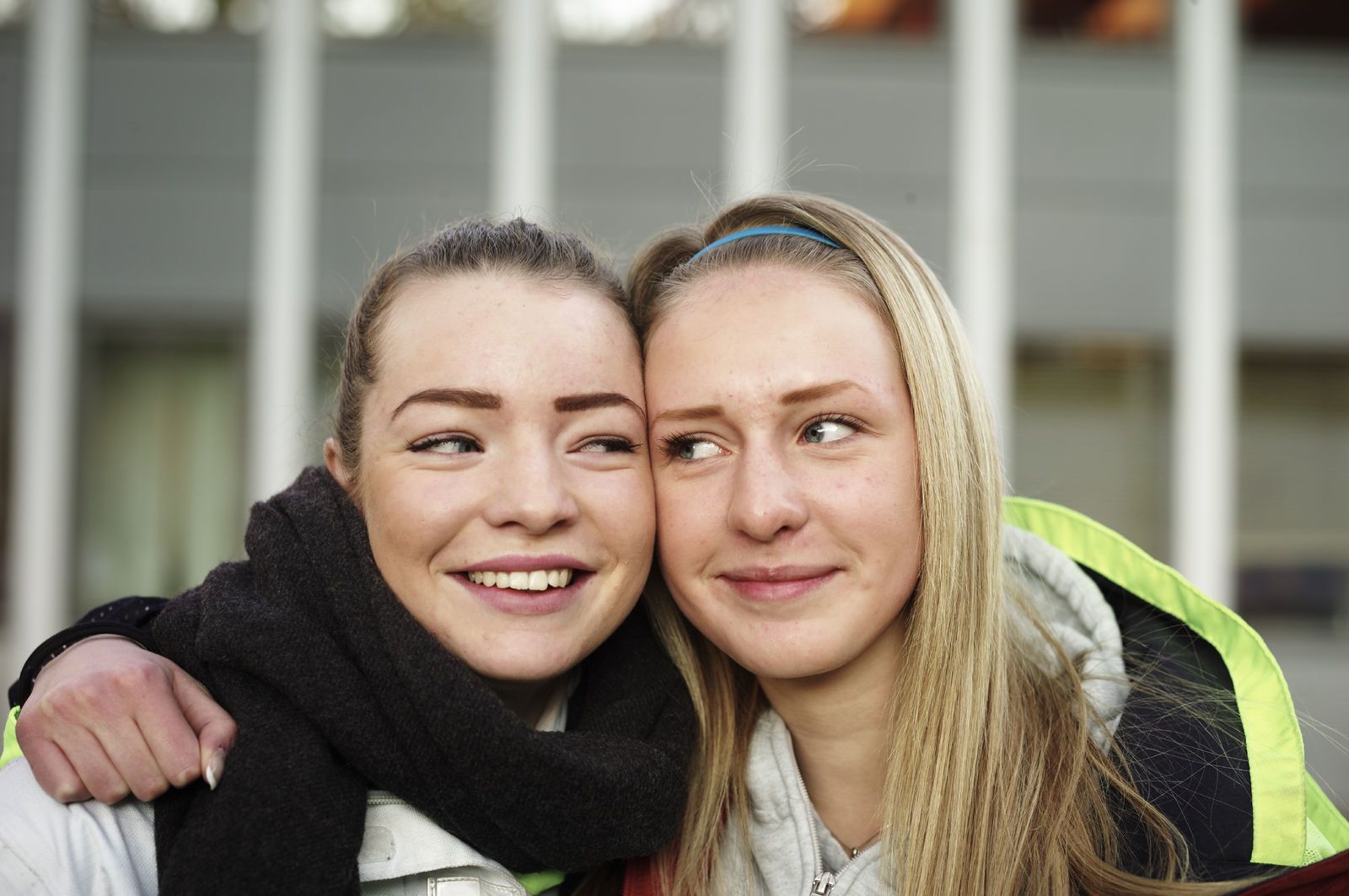 To ungdomsskolejenter gir hverandre en klem. Foto: Øivind Haug