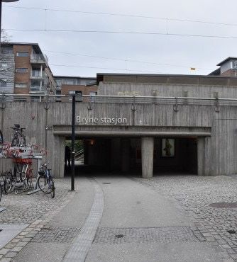 Undergang til Bryne stasjon med sykkelparkering på venstre side