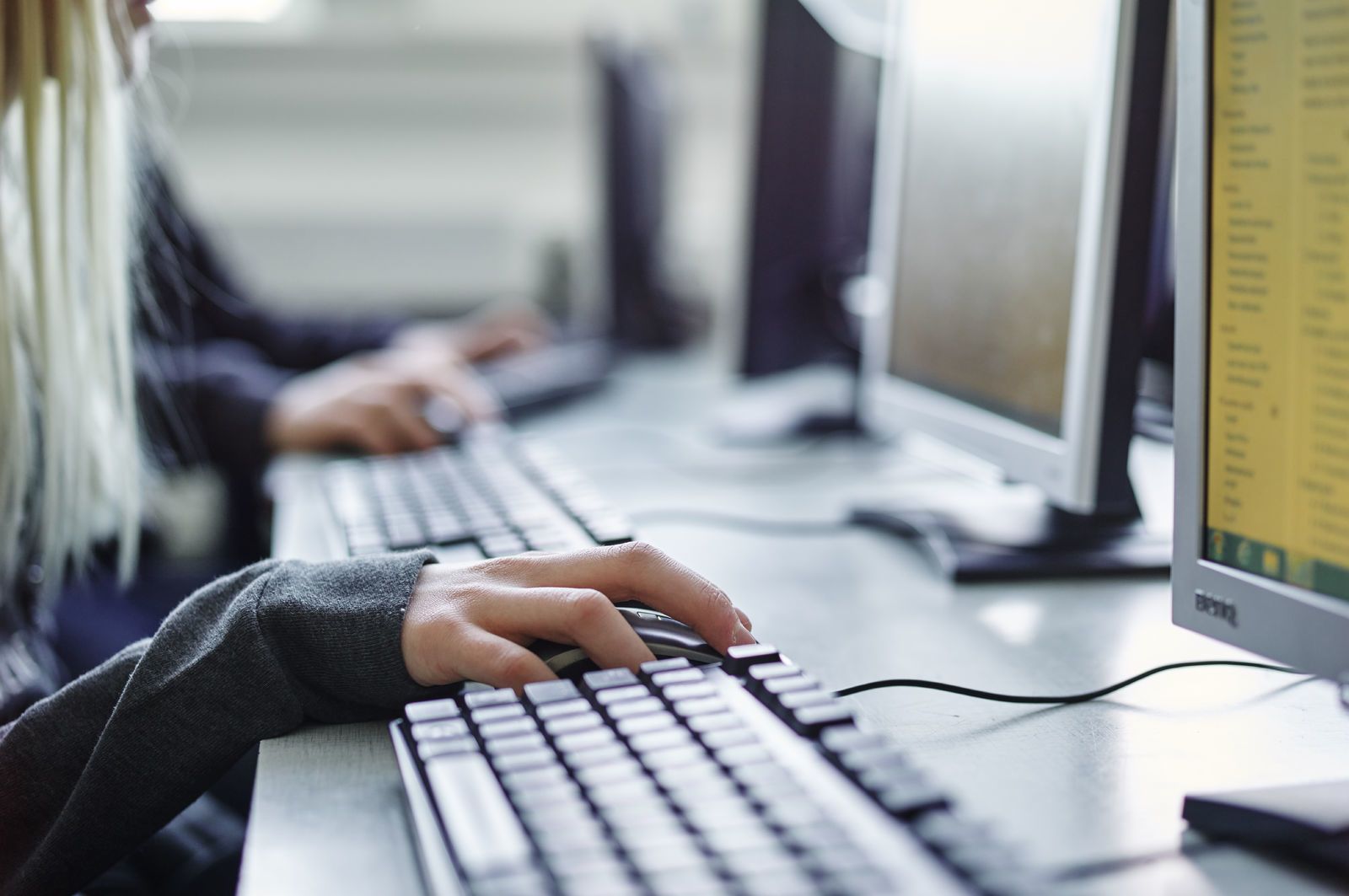 Nærbilde av tastatur og elever som skriver på dem. Foto: Øivind Haug