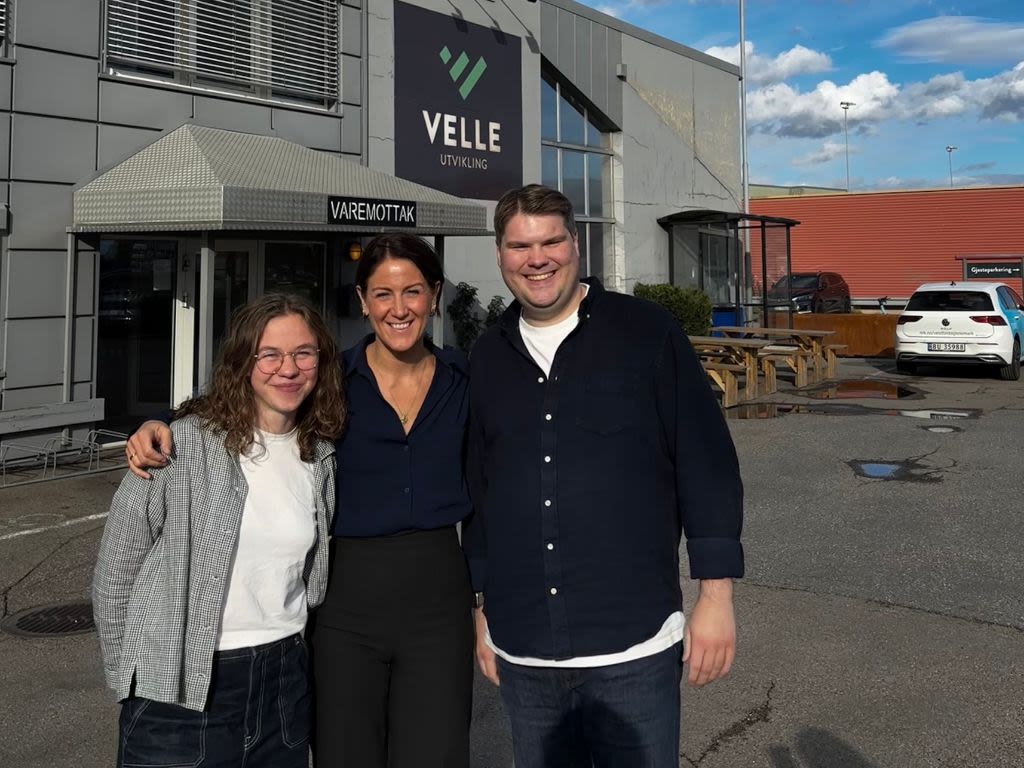 Tonje hos Velle utvikling i Tønsberg, med Vestfold Arbeiderpartis Ada Lassen-Urdahl og Eivind Yrjan Stamnes.