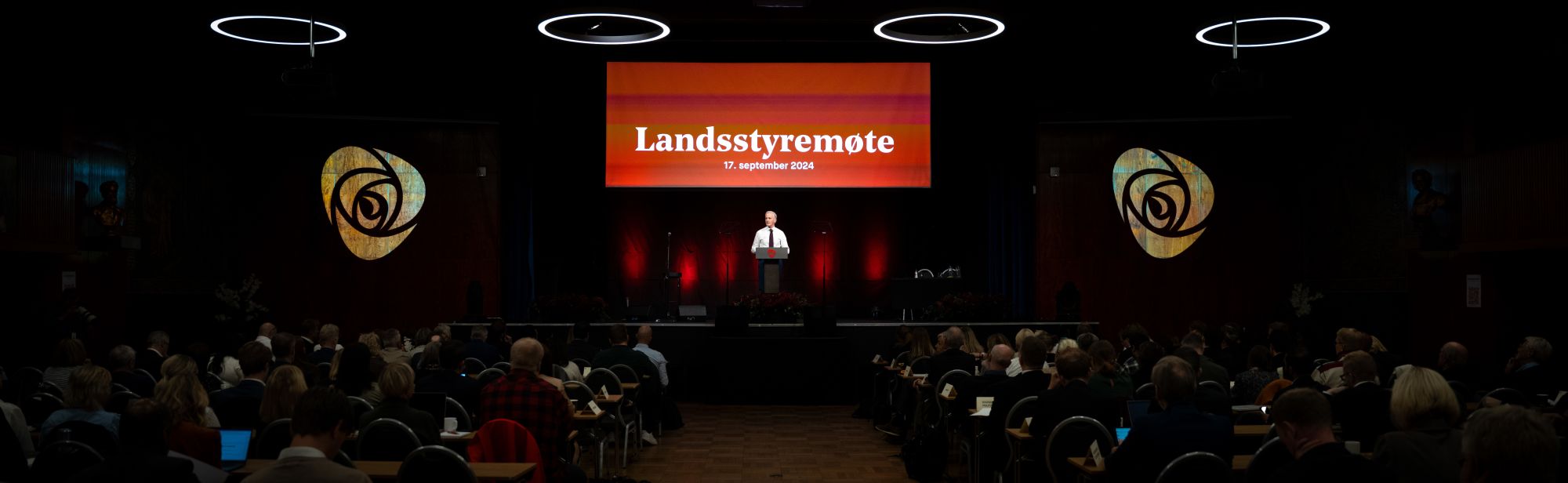 Jonas Gahr Støre på scenen under Arbeiderpartiets landsstyremøte, september 2024