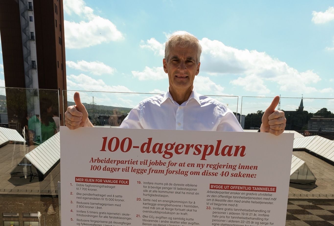 Jonas Gahr Støre med Arbeiderpartiets 100-dagersplan plakat.