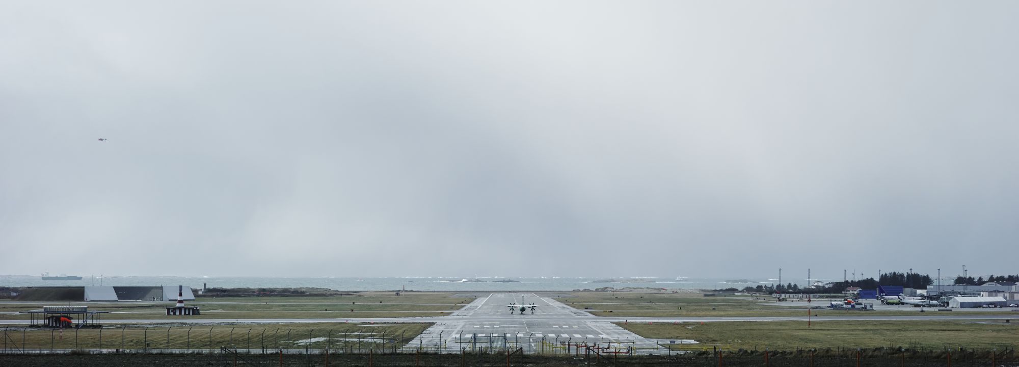 Rullebanen på Stavanger flyplass Sola i ruskevær