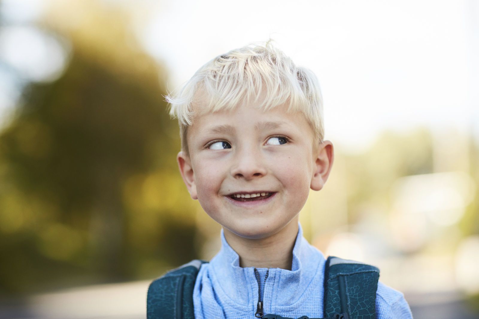 En gutt smiler og gleder seg på første skoledag. Foto: Øivind Haug