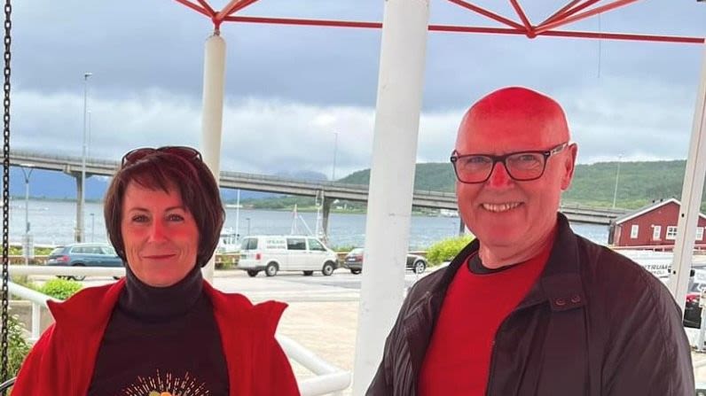 Ordførerkandidat Margareth Bentzen og 3. kandidat Halvar Pettersen på stand på Stokmarknes