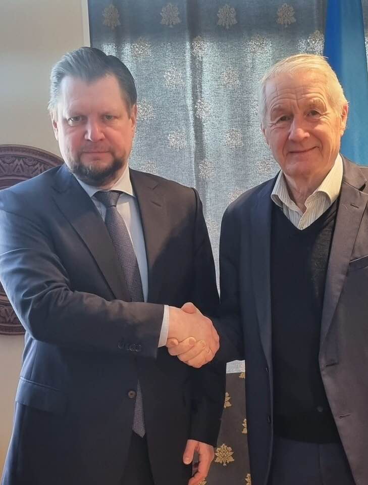 Thorbjørn Jagland sammen med Ukrainas ambassadør til Norge Vjatsjeslav Jatsjuk.