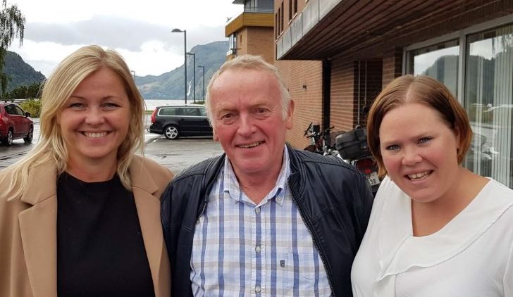 Partisekretær Kjersti Stenseng på Saudabesøk
Listetoppene til Sauda Arbeiderparti har i dag hatt en kort, men innholdsrikt møte med Kjersti Stenseng i Sauda. 
På agendaen stod heiltidskultur. Her klatrer Sauda på listen over kompetanse på medarbeidere og en har gått fra en deltidskultur til en heltidskultur. De som ønsker skal få tilbud om enn full stilling – det skal være regelen. Arbeidet er viktig med tanke på rekrutering og bli selvforsørgende. Samtidig har det vært utfordrende da det nå er færre personer på turnus og det er fortsatt mye helgevakter. Arbeidet er ett tett og godt samarbeid med fagforeninger og administrasjon i kommunen. Ett arbeid som blir lagt merke til, nylig var de i Stavanger kommune og presenterte det gode arbeidet som er gjort. 
Forrige torsdag ble det avhold en konferanse i Folkets hus med rammen «Å lære heile livet er sjølve livet». Videregående skole har sammen med lokalt næringsliv fått til en dreining fra å ha fokus på 16 – 19 åringer på videregående skole til å bli ett regionalt kompetansesenter for Indre Ryfylke. En har gått fra Skreddersøm  utdanning i Ryfylke  utdanning i regionene  MOR (motivasjon – opplæring og rettleiing) i tett samarbeid med Fylkeskommune med flere. Målet er å skapa gode arenaer for utdanning og utvikling. Dette i tett dialog med lokalt næringsliv og det offentlige på hva som er kompetansegapet hos de ansatte. Målet er å finne gode praktiske løsninger lokalt for at flest mulig skal få mulighet til å fullføre. Det er viktig at Sauda videregående skole med flere aktører får «go» på søknaden sin hos Kunnskapsdepartementet slik at en kan videreutvikle en MOR modell som kan viderefører andre plasser.
Det ble også informert fra kommune sin side om hvordan kommunen har rigget seg med ett næringsfond via kraftskapende inntekter.Viktigheten av at små kraftkommuner får beholda inntektene slik at disse kan danne grunnlaget for ny verdiskapning. Kommunen har også fått ett mer næringsaktiv og pådrivende rolle for bl.a. å skape flere arbeidsplasser. Det er også fokus på å beholde de som allerede er operative. Avstandsuavhengige arbeidsplasser og nye næringer er også ett strategisk satsningsområde.

Konklusjon og hva partisekretæren fikk med seg videre er blant annet:
Sauda kommune treng forutsigbare rammer, vi trenger ingen innsparing i forma av nedskjæringer i kraftinntekter og rammeoverføringer sentralt. Stabilitet i økonomien vil gi oss muligheter til å være på og utvikle næringslivet, som vil være en generator av inntekter til å drive kommune. Dette er viktig distriktsarbeid. En ser at det å samarbeide mellom flere instanser på tverr gir gevinster. 
Takk til dere som bidrog i dag fra Sauda Kommune og Videregående skole. 

Sauda 02.09.19
Hallgeir Amdal og Siv Hege Lund 
