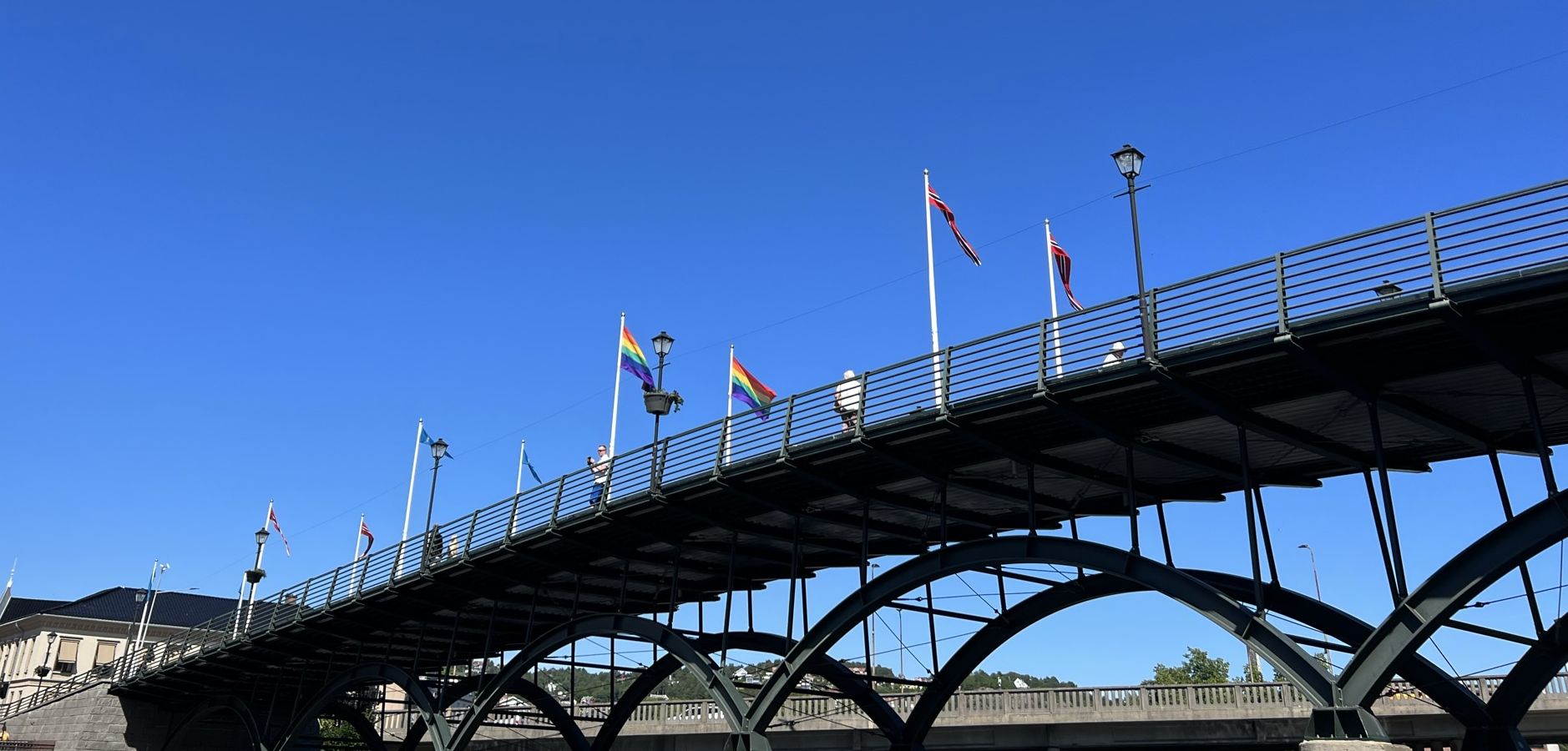 Prideflagg på by brua i Halden