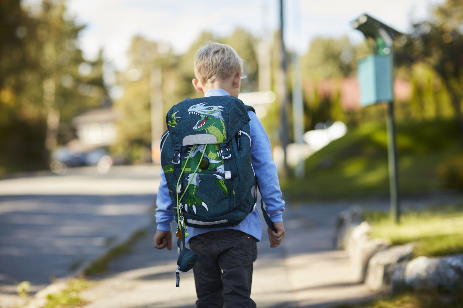 En ung skolegutt går alene på skoleveien. Foto: Øivind Haug