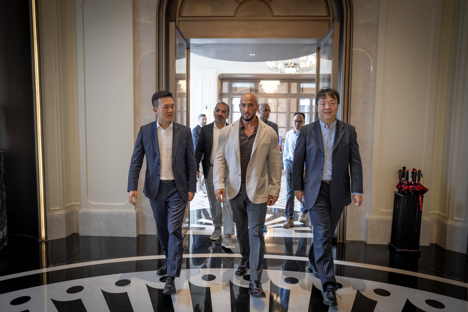 Abdulla Al Hamed visits Huawei’s Research and Development Centre in Shanghai