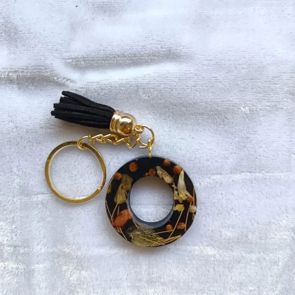 Handmade Alphabet Keychain with Dried Flowers, Unique Personalized Gift for Bags, Keys and Accessories