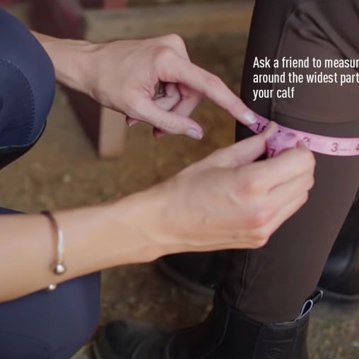 hands measuring calfs