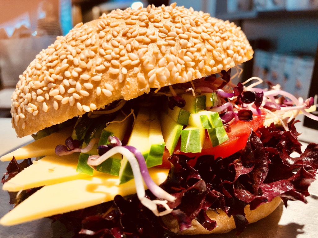 Veganes Käse-Sesam-Brötchen