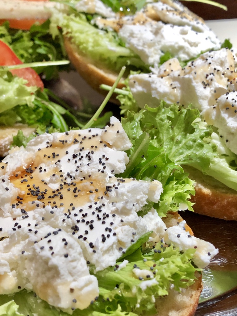 Boule-Rustique mit Frischkäse-Honig-Mohn