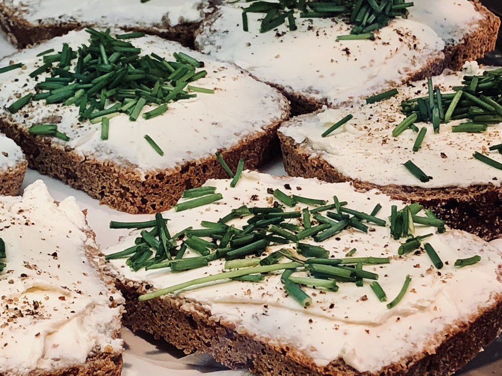 Frischkäse-Schnittlauch Brote